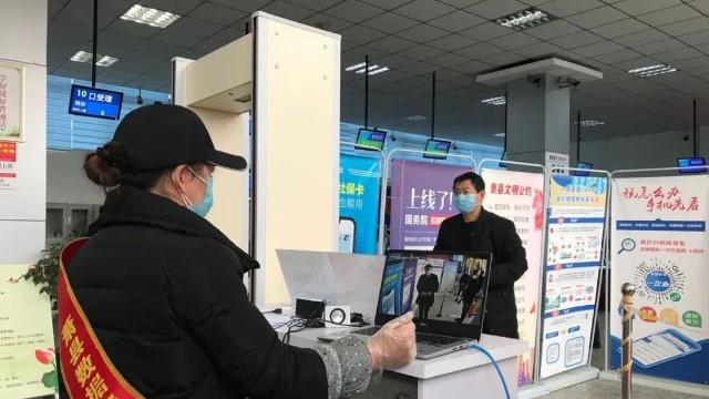 準確直觀,蕭縣數(shù)據(jù)資源管理局測溫人臉安檢門織密抗擊疫情“防護網(wǎng)”