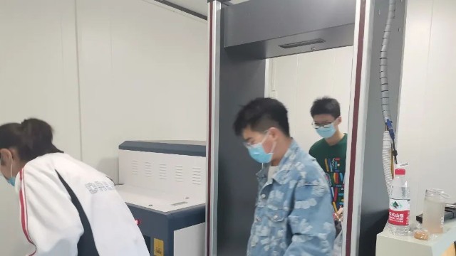 加強校園安全工作,商丘市應(yīng)天高級中學啟用入校安檢系統(tǒng)