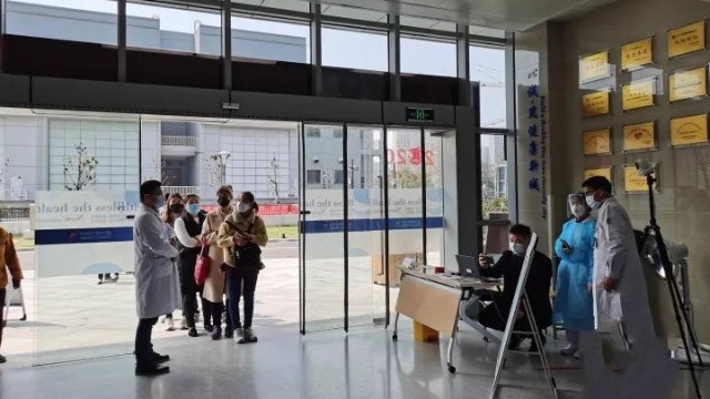 遠(yuǎn)紅外線自動(dòng)測(cè)溫儀無(wú)接觸,速篩查,提高通行效率,降低傳染風(fēng)險(xiǎn)