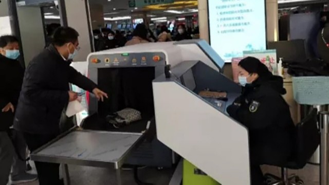 齊魯醫(yī)院試點(diǎn)設(shè)置通過(guò)式金屬探測(cè)門,X光安檢機(jī),醫(yī)患安全有保障