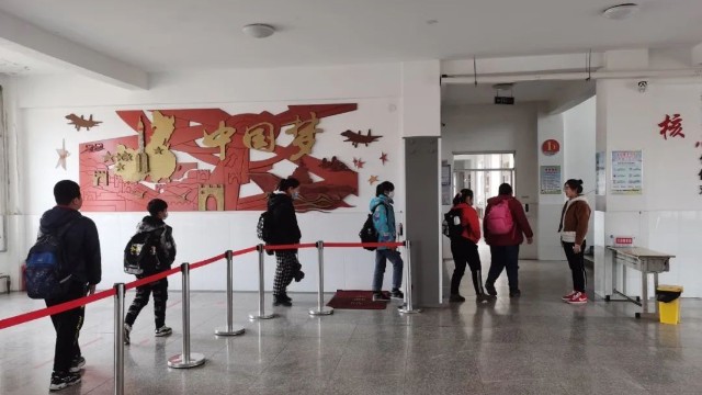 校門口裝智能安檢門查手機，這事你怎么看？