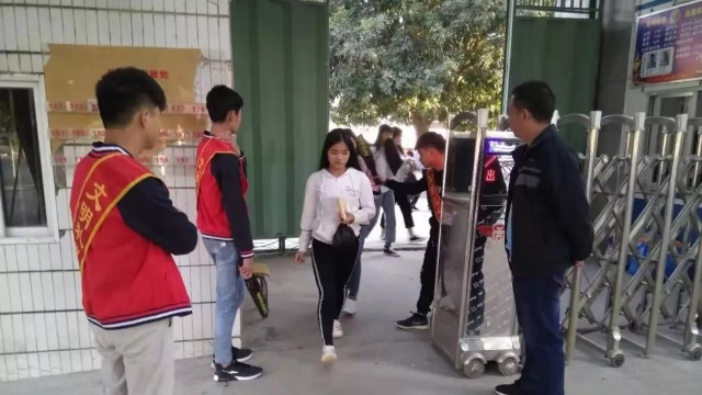 沙陂初中設(shè)立安檢金屬探測器營造“書香校園，手機(jī)勿擾”學(xué)習(xí)環(huán)境
