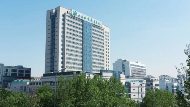 山東大學齊魯醫(yī)院疫情防控測體溫人臉識別一體機嚴把關(guān)