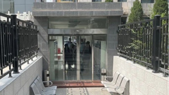 人民法院智慧安檢通道規(guī)范安全檢查、強(qiáng)化安保工作、保障訴訟安全