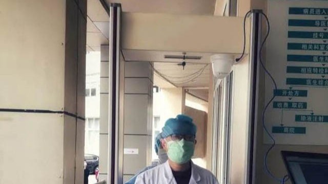 減輕醫(yī)務(wù)人員工作量，熱成像自動測溫安檢門加強防控檢查程序