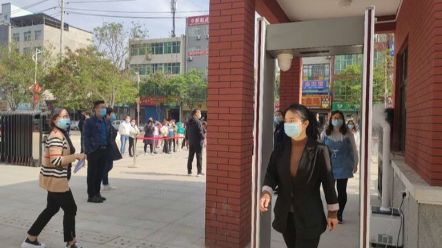 嚴守疫情防控,富平縣頻陽小學(xué)部署測溫安檢門把好校園的每一個關(guān)口