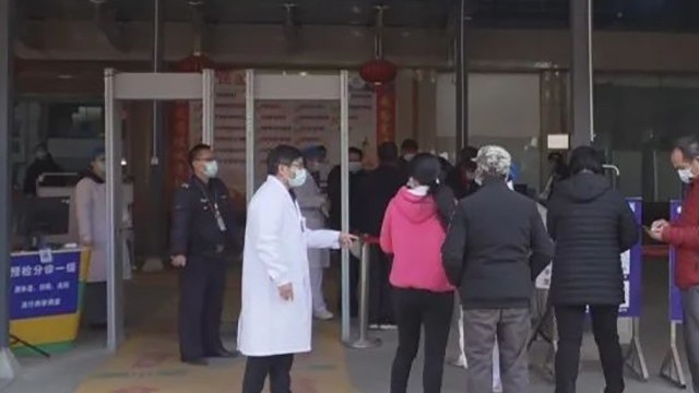 岑溪市人民醫(yī)院加強防控，增設(shè)帶有體溫檢測的安檢門